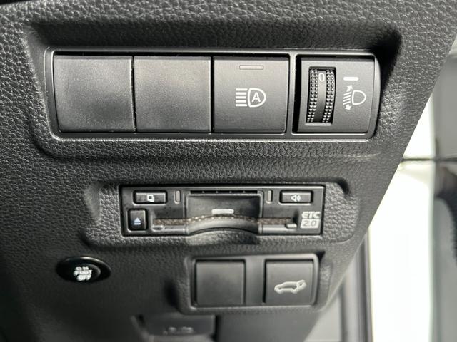 カローラクロス ハイブリッド　Ｚ　４ＷＤ　前方ドラレコ　純正ディスプレイオーディオプラス　全周囲モニター　Ｂｌｕｅｔｏｏｔｈ　フルセグＴＶ　パワーバックドア　オートライト　ＬＥＤライト　置くだけ充電　サンルーフ　後席ＵＳＢ充電（30枚目）