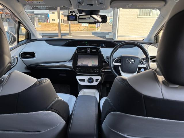 プリウス Ａツーリングセレクション　前後ドラレコ　ＳＤナビ　バックカメラ　フルセグＴＶ　ＥＴＣ　シートヒーター　衝突被害軽減ブレーキ　パーキングアシスト　フロントデアイサー　クリアランスソナー　レーンアシスト　ＢＳＭ　１００Ｖ電源（41枚目）