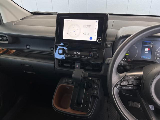 シエンタ ハイブリッドＧ　４ＷＤ　７人乗り　純正８インチディスプレイオーディオ　フルセグＴＶ　全周囲カメラ　ＥＴＣ　衝突被害軽減ブレーキ　クリアランスソナー　レーンアシスト　フロントデアイサー　クルコン　ＵＳＢ　ＢＴ接続（10枚目）