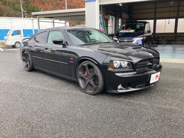 ＳＲＴ８　ナビ　フルセグＴＶ　バックカメラ　２２インチアルミ　ビルシュタインサス　ブレンボブレーキ　サンルーフ　リアスポイラー　ＥＴＣ　ハーフレザーシート　ＬＥＤヘッドライトフォグ　６１００ＣＣ(3枚目)