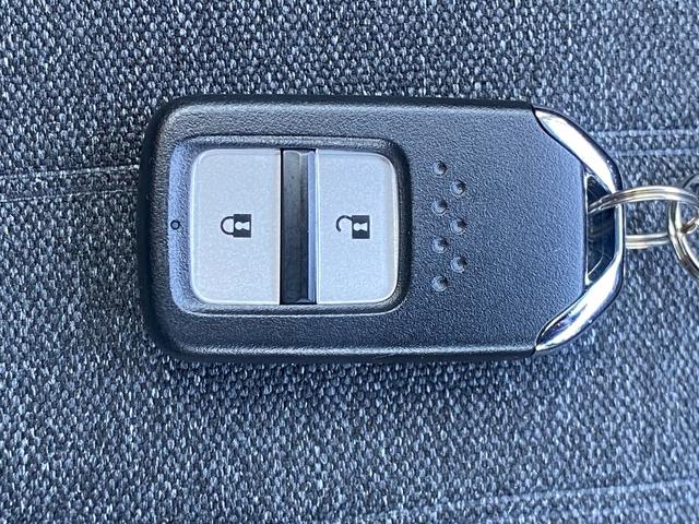 フィット ｅ：ＨＥＶホーム　純正９型メモリーナビ　フルセグ　ＤＶＤ　Ｂｌｕｅｔｏｏｔｈ　バックカメラ　ホンダセンシング　パーキングセンサー　ワイパーデアイサー　ＬＥＤライト　前後ドラレコ　ＥＴＣ（33枚目）