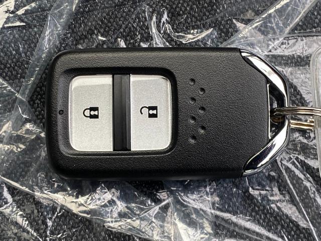フィット ｅ：ＨＥＶホーム　４ＷＤ　登録済未使用車　ホンダセンシング　バックカメラ　ハーフレザーシート　ＬＥＤライト　スマートキー　ワイパーデアイサー（31枚目）