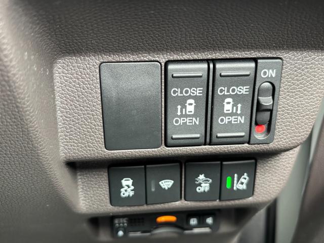 フリードハイブリッド ハイブリッド・Ｇホンダセンシング　４ＷＤ　純正９型メモリーナビ　フルセグ　ＤＶＤ　Ｂｌｕｅｔｏｏｔｈ　バックカメラ　ホンダセンシング　両側パワースライドドア　シートヒーター　ＬＥＤライト　スマートキー　ＥＴＣ　ワンオーナー（17枚目）