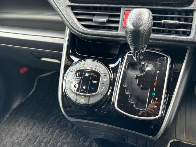 ヴォクシー ＺＳ　煌ＩＩ　４ＷＤ　純正ＳＤナビ　フルセグ　ＤＶＤ　Ｂｌｕｅｔｏｏｔｈ　セーフティーセンス　両側パワースライドドア　リアオートエアコン　ＬＥＤライト　スマートキー　ＥＴＣ　アイドリングストップ（18枚目）