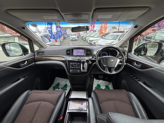 エルグランド 250ハイウェイスターアーバンクロム 4WD 純正メモリーナビ フルセグ DVD Bluetooth アラウンドビューモニター 後席フリップダウンモニター 両側パワースライドドア 社外19インチアルミ ローダウン ハーフレザーシート(9枚目)