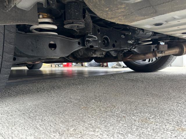 エルグランド 250ハイウェイスターアーバンクロム 4WD 純正メモリーナビ フルセグ DVD Bluetooth アラウンドビューモニター 後席フリップダウンモニター 両側パワースライドドア 社外19インチアルミ ローダウン ハーフレザーシート(40枚目)