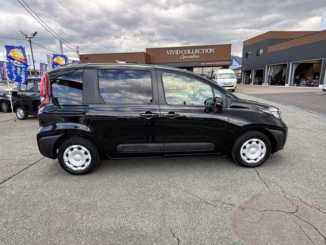 シエンタ ハイブリッドＧ　４ＷＤ　純正８型ディスプレイオーディオ　Ｂｌｕｅｔｏｏｔｈ　バックカメラ　セーフティーセンス　寒冷地仕様　両側パワースライドドア　ＬＥＤライト　スマートキー　ブラインドスポットモニター　ＥＴＣ（4枚目）