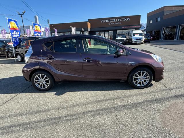 アクア Ｇブラックソフトレザーセレクション　純正ＳＤナビ　ワンセグ　ＣＤ　Ｂｌｕｅｔｏｏｔｈ　バックカメラ　スマートキー　黒革シート　前後ドラレコ　ＡＢＳ　Ｗエアバック（4枚目）