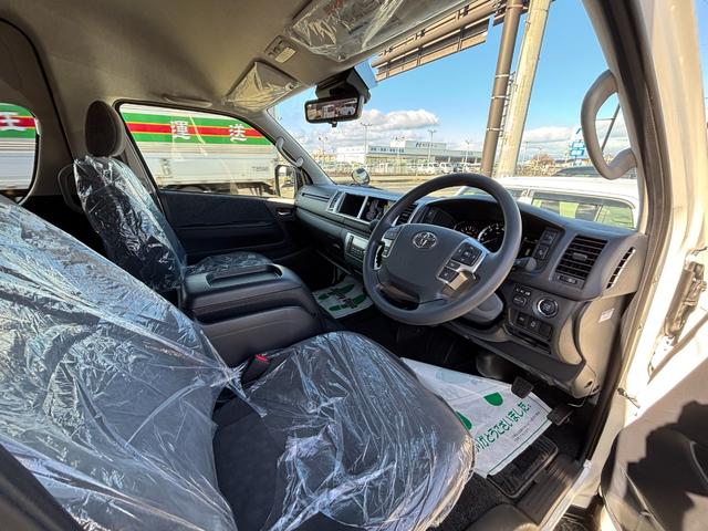ハイエースワゴン グランドキャビン 4WD 登録済未使用車 純正SDナビ ワンセグ CD Bluetooth パノラミックビューモニター セーフティーセンス 寒冷地仕様 パワースライドドア デジタルインナーミラー スマートキー(19枚目)