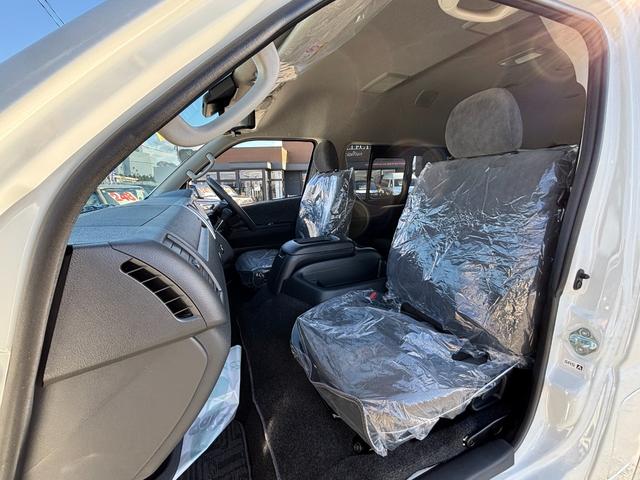 ハイエースワゴン グランドキャビン 4WD 登録済未使用車 純正SDナビ ワンセグ CD Bluetooth パノラミックビューモニター セーフティーセンス 寒冷地仕様 パワースライドドア デジタルインナーミラー スマートキー(21枚目)