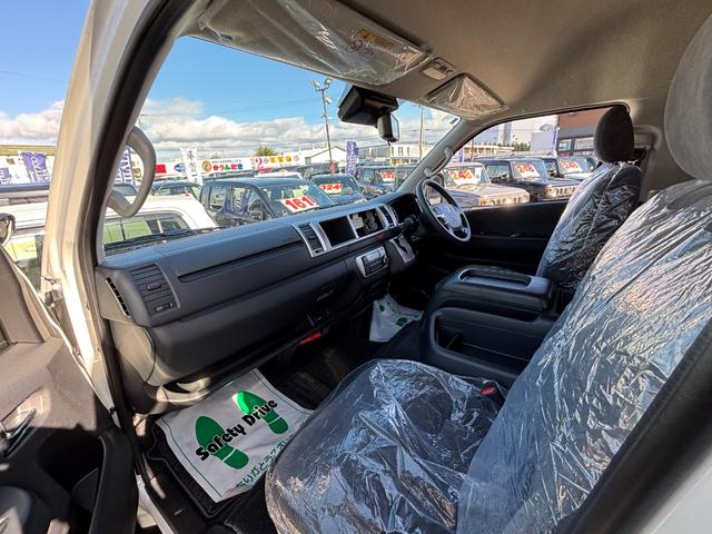 ハイエースワゴン グランドキャビン 4WD 登録済未使用車 純正SDナビ ワンセグ CD Bluetooth パノラミックビューモニター セーフティーセンス 寒冷地仕様 パワースライドドア デジタルインナーミラー スマートキー(22枚目)