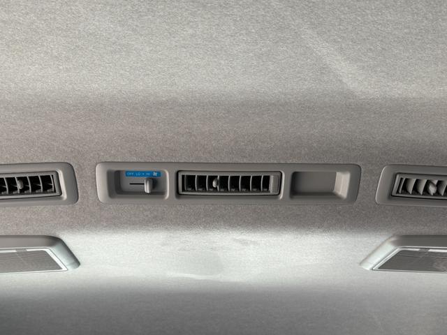ハイエースワゴン グランドキャビン 4WD 登録済未使用車 純正SDナビ ワンセグ CD Bluetooth パノラミックビューモニター セーフティーセンス 寒冷地仕様 パワースライドドア デジタルインナーミラー スマートキー(23枚目)