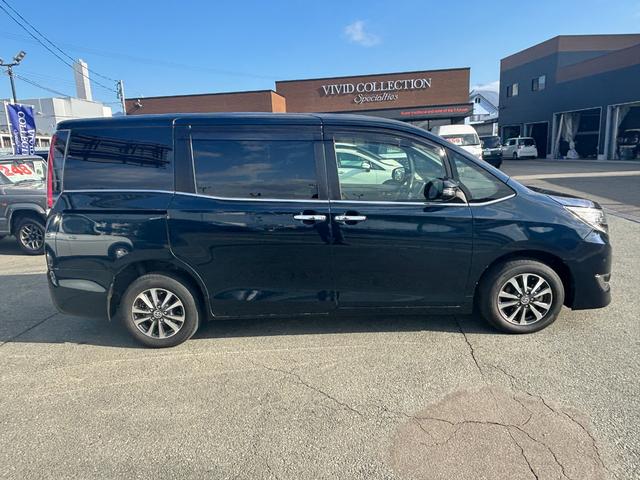 エスクァイア Ｇｉ　プレミアムパッケージ　ブラックテーラード　４ＷＤ　純正９型ＳＤナビ　フルセグ　ＤＶＤ　Ｂｌｕｅｔｏｏｔｈ　バックカメラ　後席フリップダウンモニター　セーフティーセンス　両側パワースライドドア　シートヒーター　ＬＥＤライト　スマートキー（4枚目）