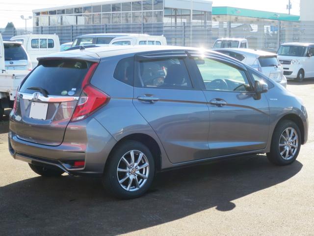 フィットハイブリッド Ｆ　４ＷＤ　バックカメラ　プッシュスタート　オートエアコン・ライト　スターター　新規格ＥＴＣ　フロア７ＡＴ（3枚目）