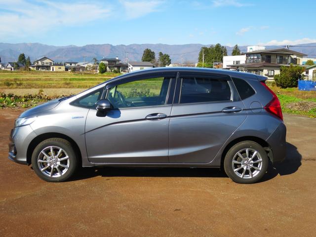フィットハイブリッド Ｆ　４ＷＤ　バックカメラ　プッシュスタート　オートエアコン・ライト　スターター　新規格ＥＴＣ　フロア７ＡＴ（5枚目）
