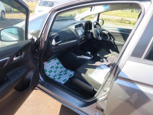 フィットハイブリッド Ｆ　４ＷＤ　バックカメラ　プッシュスタート　オートエアコン・ライト　スターター　新規格ＥＴＣ　フロア７ＡＴ（6枚目）