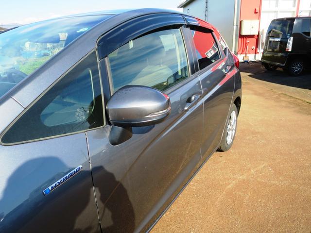 フィットハイブリッド Ｆ　４ＷＤ　バックカメラ　プッシュスタート　オートエアコン・ライト　スターター　新規格ＥＴＣ　フロア７ＡＴ（7枚目）