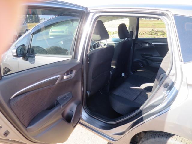 フィットハイブリッド Ｆ　４ＷＤ　バックカメラ　プッシュスタート　オートエアコン・ライト　スターター　新規格ＥＴＣ　フロア７ＡＴ（8枚目）