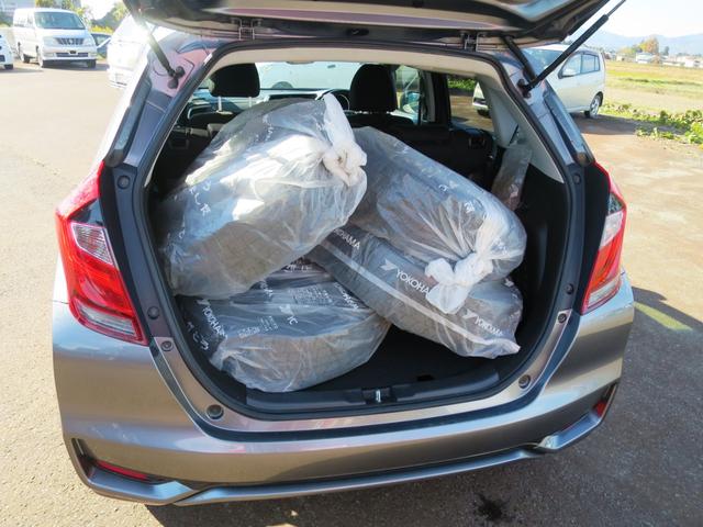 フィットハイブリッド Ｆ　４ＷＤ　バックカメラ　プッシュスタート　オートエアコン・ライト　スターター　新規格ＥＴＣ　フロア７ＡＴ（9枚目）