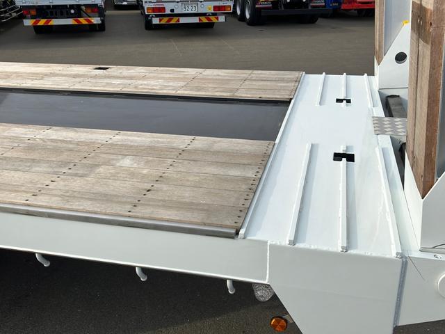ギガ 　タダノ　４段クレーン（２．９３ｔ吊）４軸低床　自動歩み　ウインチ　積載量１１４００ｋｇ　大型　後輪エアサス　ベッド付　バックモニター（9枚目）
