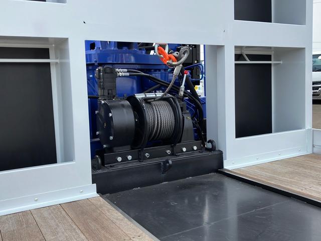 ギガ 　タダノ　４段クレーン（２．９３ｔ吊）４軸低床　自動歩み　ウインチ　積載量１１４００ｋｇ　大型　後輪エアサス　ベッド付　バックモニター（10枚目）