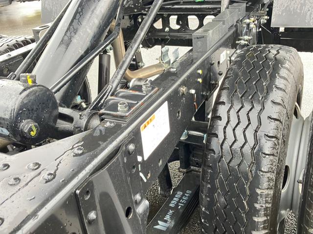 エルフトラック 　新明和　ダンプ　４ＷＤ　積載量２０００ｋｇ　長さ３．０４ｍ　幅１．５９ｍ　高さ０．３２ｍ　５速マニュアル　ターボ　未稼働車　リアＷタイヤ（14枚目）