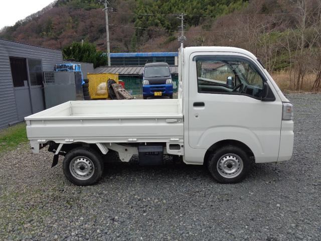 ハイゼットトラック スタンダード 4WD 5MT ABS エアコン パワステ レベライザー ラジオ 三方開 禁煙車 マッドガード 純正12インチホイール タイヤ深溝 シガーソケット(7枚目)