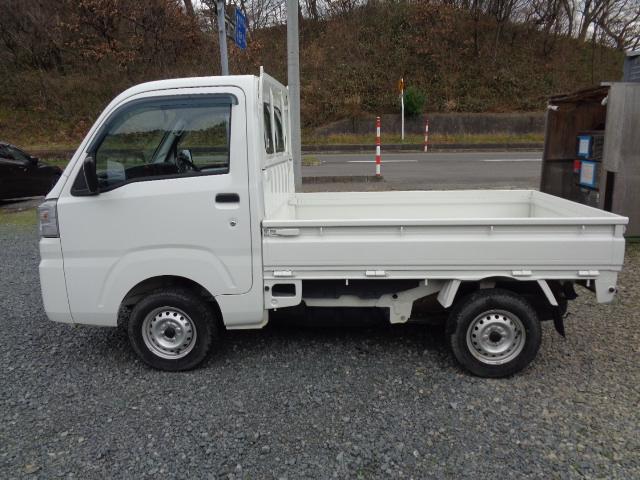 ハイゼットトラック スタンダード 4WD 5MT ABS エアコン パワステ レベライザー ラジオ 三方開 禁煙車 マッドガード 純正12インチホイール タイヤ深溝 シガーソケット(8枚目)