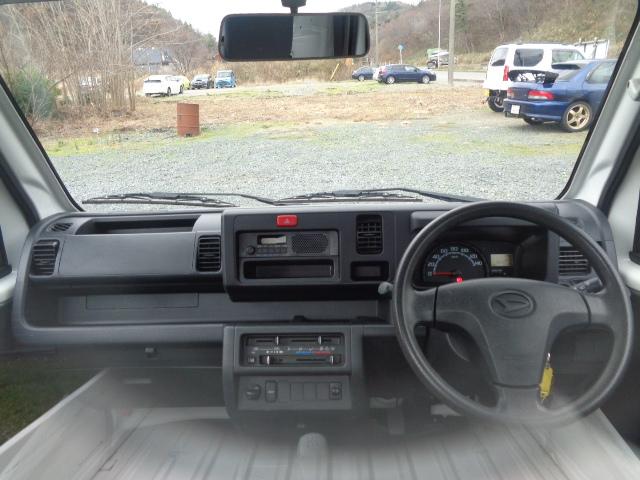 ハイゼットトラック スタンダード 4WD 5MT ABS エアコン パワステ レベライザー ラジオ 三方開 禁煙車 マッドガード 純正12インチホイール タイヤ深溝 シガーソケット(10枚目)