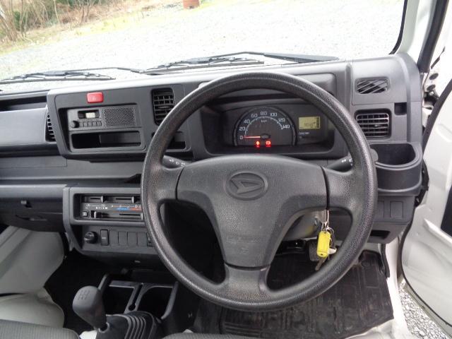 ハイゼットトラック スタンダード 4WD 5MT ABS エアコン パワステ レベライザー ラジオ 三方開 禁煙車 マッドガード 純正12インチホイール タイヤ深溝 シガーソケット(11枚目)