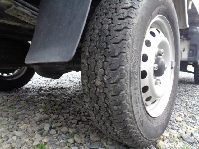 ハイゼットトラック スタンダード 4WD 5MT ABS エアコン パワステ レベライザー ラジオ 三方開 禁煙車 マッドガード 純正12インチホイール タイヤ深溝 シガーソケット(44枚目)