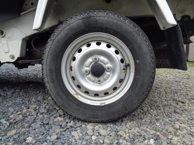 ハイゼットトラック スタンダード 4WD 5MT ABS エアコン パワステ レベライザー ラジオ 三方開 禁煙車 マッドガード 純正12インチホイール タイヤ深溝 シガーソケット(45枚目)