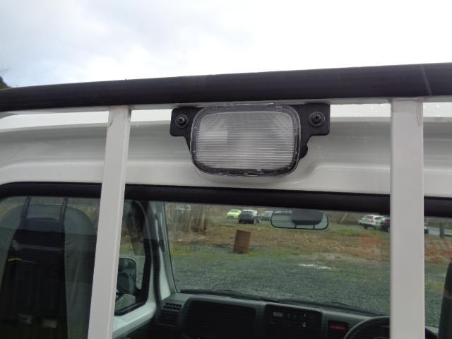 アクティトラック ＳＤＸ　４ＷＤ　ＡＢＳ　パワステ　レベライザー　ラジオ　禁煙車　三方開　マッドガード　純正１２インチホイール　スタッドレスタイヤ　荷台マット（2枚目）