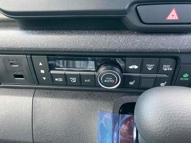 手の届きやすいところで簡単操作ができる空調付き！オールシーズンお好みの温度調節ができます。