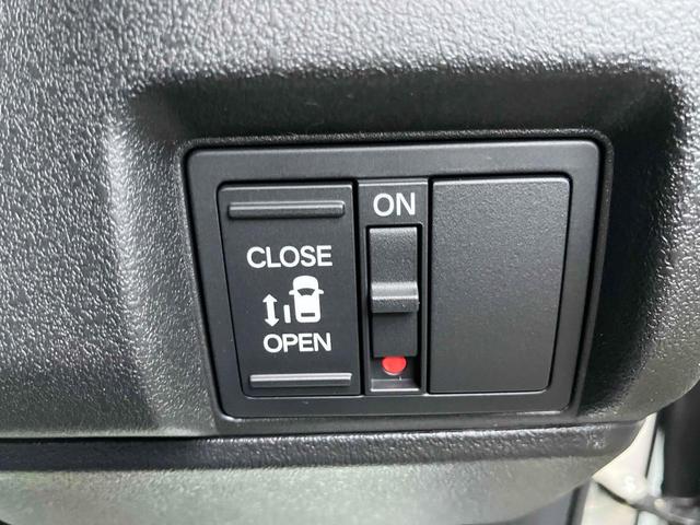 パワースライドドア装備でドアの開閉もスイッチ一つでとても簡単です。スライドドアは坂道では大人でも重くなる事があるので老若男女問わず人気の装備ですよ。