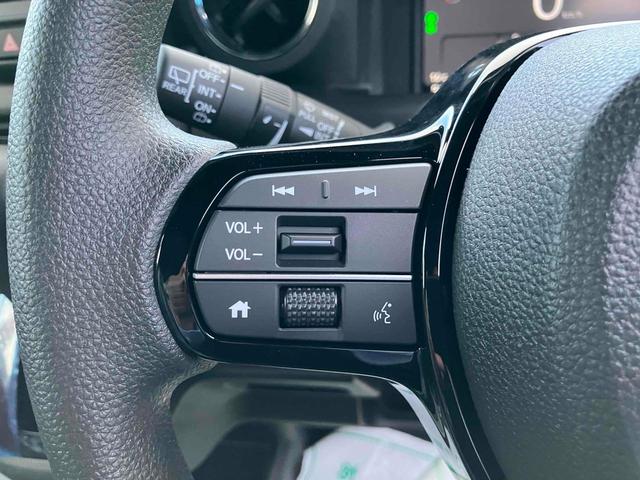 自ら操るハンドル！ドライバーの生命線です。目線を大きくそらすことなくボタンの操作を行うことができるので、安全にも配慮できますね。