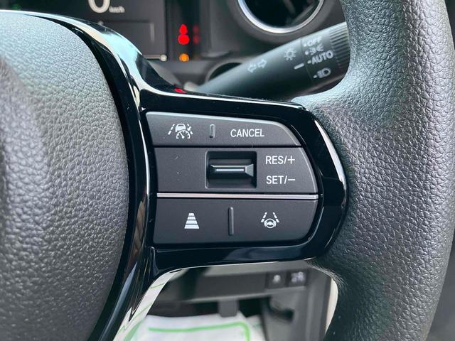 自ら操るハンドル！ドライバーの生命線です。目線を大きくそらすことなくボタンの操作を行うことができるので、安全にも配慮できますね。