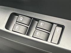 パワーウィンドウのスイッチですよ。運転席に居ながら窓を開け閉めのコントロールできますよ。 7