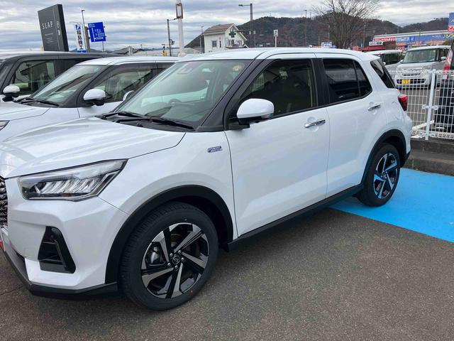 ロッキー プレミアムＧ　ＨＥＶ　スマートアシスト搭載　２ＷＤ　ＣＶＴ　１２００ｃｃ　ハイブリッド　衝突被害軽減ブレーキ　横滑り防止装置　ＡＢＳ　サイドエアバッグ　プッシュボタンスタート　クルーズコントロール　ディスプレイオーディオ　全方位モニター（7枚目）