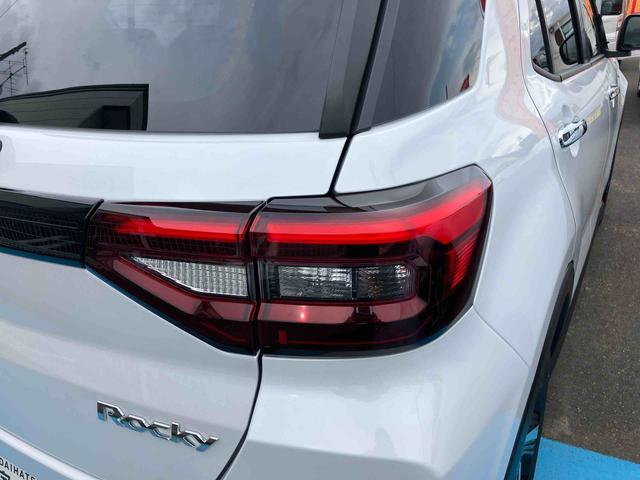 ロッキー プレミアムＧ　ＨＥＶ　スマートアシスト搭載　２ＷＤ　ＣＶＴ　１２００ｃｃ　ハイブリッド　衝突被害軽減ブレーキ　横滑り防止装置　ＡＢＳ　サイドエアバッグ　プッシュボタンスタート　クルーズコントロール　ディスプレイオーディオ　全方位モニター（24枚目）