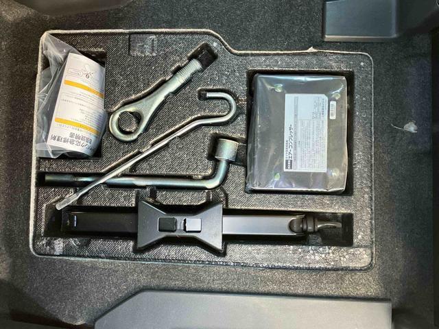 �N���[�i�[���{�H�ӏ��S�̂ɕ������s���A����ӏ��𒆐S�Ƀu���b�V���O���܂��B���̌�A��p�̋@�B���g���A�����T�[�܂��̓X�`�[�����ŉ���𗎂Ƃ��Ă���܂��B