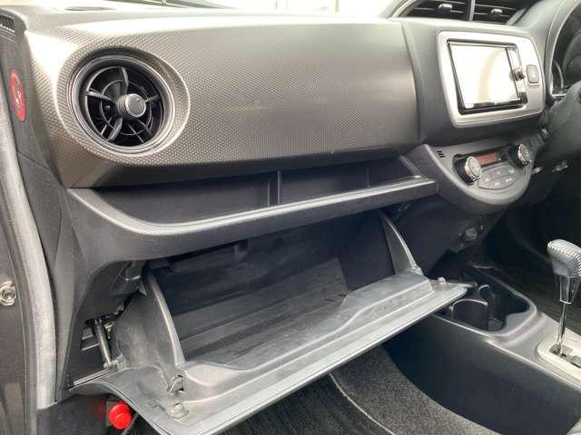 ヴィッツ １．５　ＲＳ　純正ナビ　バックカメラ　衝突被害軽減ブレ（19枚目）