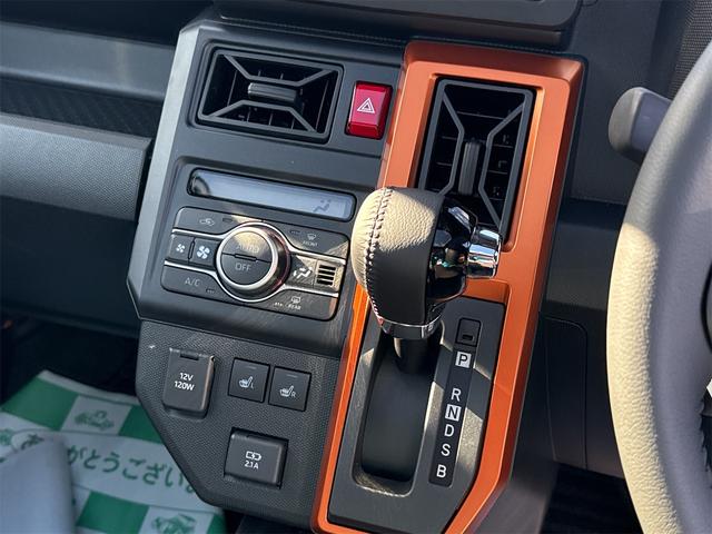 必ず使用するシフトレバー。確りと確認したいですね。