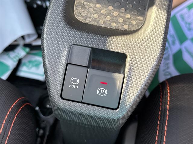 渋滞や信号待ちなどでブレーキを踏み続けるというドライバーの負担を軽減！アクセルペダルを踏むことでブレーキを自動解除できる、とても便利な機能、ブレーキホールド付！