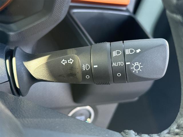 周りが薄暗くなったら自動点灯するオートライトを装備。