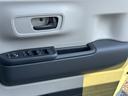 パワーウィンドウのスイッチですよ。運転席に居ながら窓を開け閉めのコントロールできますよ。