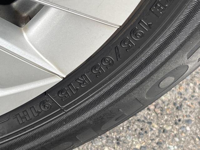 プリウス Ｓセーフティプラス　純正９インチナビ　レーダークルーズ　クリアランスソナー　インテリジェントパーキング　雨滴感応式オートワイパー　合皮巻ステアリング　スマートキー　ＬＥＤフロントフォグ　１５インチアルミ（23枚目）