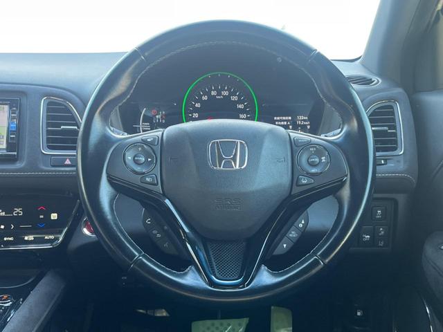 【パドルシフト】ハンドルから手を離さずに素早くシフトアップ＆ダウンができるので、エンジンブレーキを使う下り坂や高速道路の合流で加速したい場面で役立ちます。