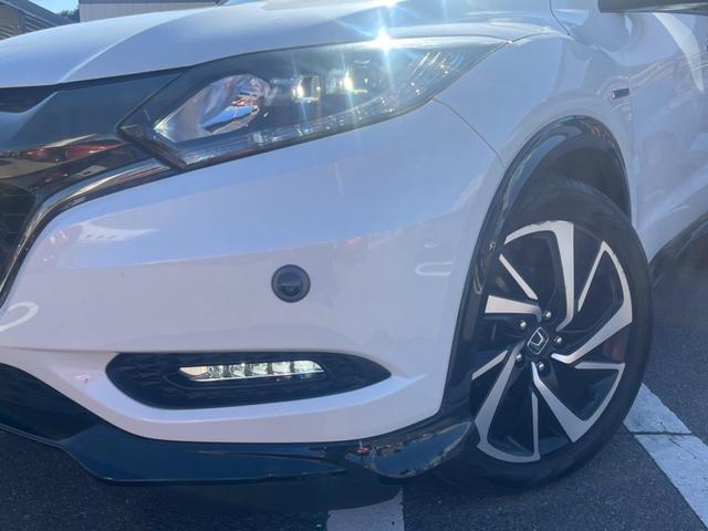 【ＬＥＤヘッドライト】悪天候や夜間走行時も良好な視界を確保し安心して運転できる高輝度ＬＥＤヘッドライトを装備！点灯速度が早く、消費電力も抑えられています。