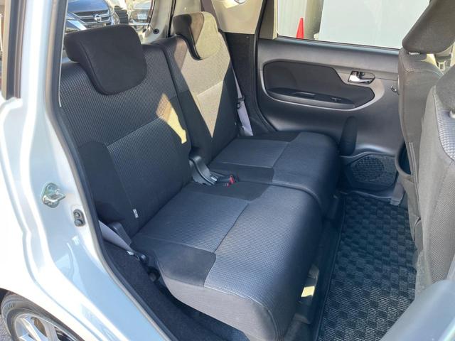 後部座席も気になるようなキズ・汚れやへたり等、大きなダメージはなく、良好な状態です。